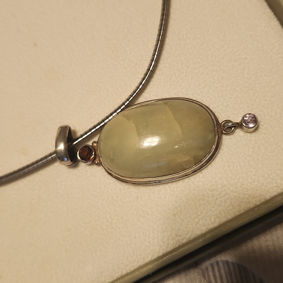 Beautiful silver omega with Jade pendant - Picture 2 of 3